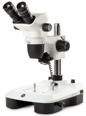 Euromex binokulares Zoom-Stereomikroskop NexiusZoom EVO 6.5-55x mit Sulenstativ und Spiegel LED.