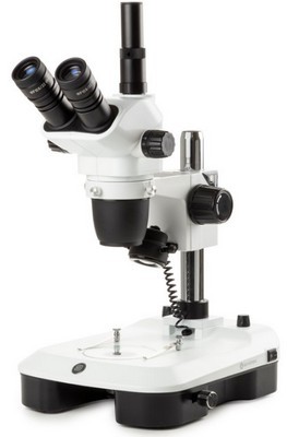 Euromex trinokulares Zoom-Stereomikroskop NexiusZoom 6,7-45x mit Sulenstativ und Spiegel-LED.