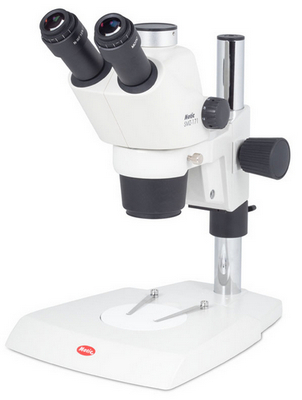 Motic SMZ171TP Zoom-Stereomikroskop 7,5-50x trinokular mit Auflichtstativ mit breiter Grundplatte ohne Beleuchtung.