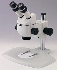 Motic Stereomikroskop K-500P Festvergrößerung 6,4x, 10x, 16x, 25x und 40x mit flachem Feststativ, ohne Beleuchtung.