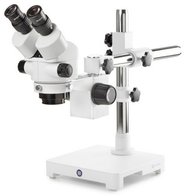 Euromex StereoBlue Zoombinokular mit  0,7-4,5x Zoomobjektiv an Universalstativ ohne Beleuchtung.